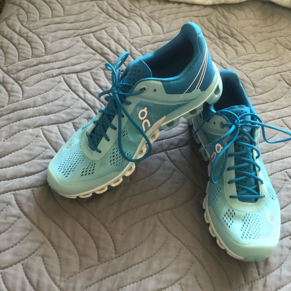 On running shoes women’s size W9 like new